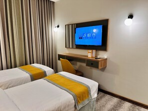 Caja de seguridad en la habitación, escritorio y cortinas blackout