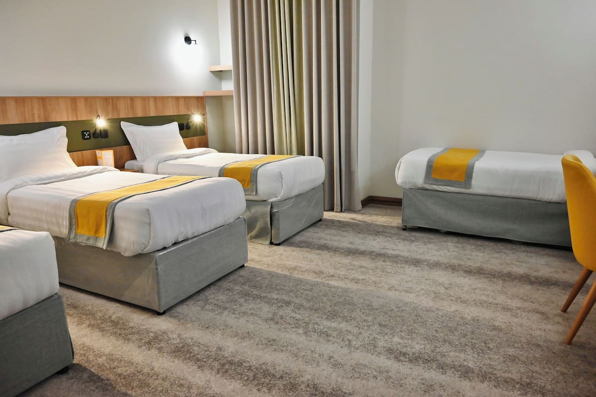 Quadruple Room, City View | Peti besi dalam bilik, meja, langsir/tirai gelap terus