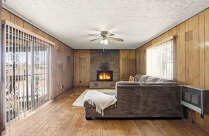TV, fireplace - Enjoyable 3-bedroom house with AC in quaint Albuquerque (Albuquerque)
