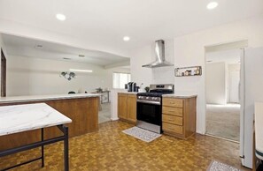 Microwave, oven, stovetop, dishwasher - Enjoyable 3-bedroom house with AC in quaint Albuquerque (Albuquerque)