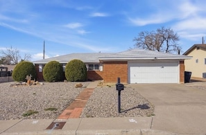 Exterior - Enjoyable 3-bedroom house with AC in quaint Albuquerque (Albuquerque)