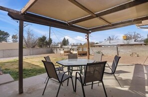 Outdoor dining - Enjoyable 3-bedroom house with AC in quaint Albuquerque (Albuquerque)