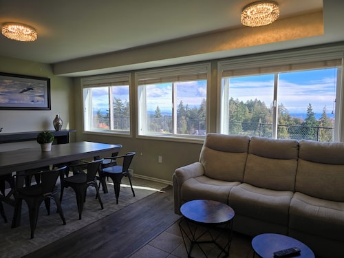 Mountain House: An apartment with a gorgeous ocean view on Triangle Mountain.