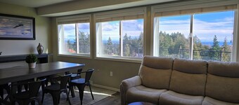 Mountain House: An apartment with a gorgeous ocean view on Triangle Mountain.