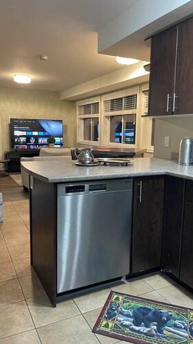 Mountain House: An apartment with a gorgeous ocean view on Triangle Mountain.