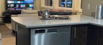 Mountain House: An apartment with a gorgeous ocean view on Triangle Mountain.