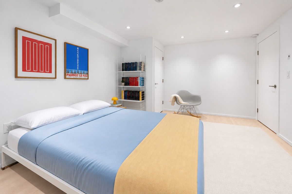 Un dormitorio moderno con una cama, una estantería y una silla.