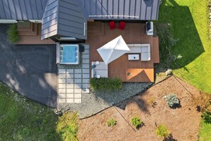 Une terrasse sur le toit avec un jacuzzi, un coin salon et une petite piscine.