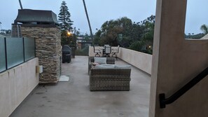 Terrace/patio - Spacious 5-bedroom 5 Bath house in charming Seal Beach, one minute walk to ocean (Seal Beach)
