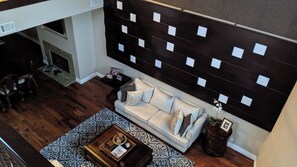 Lobby - Spacious 5-bedroom 5 Bath house in charming Seal Beach, one minute walk to ocean (Seal Beach)