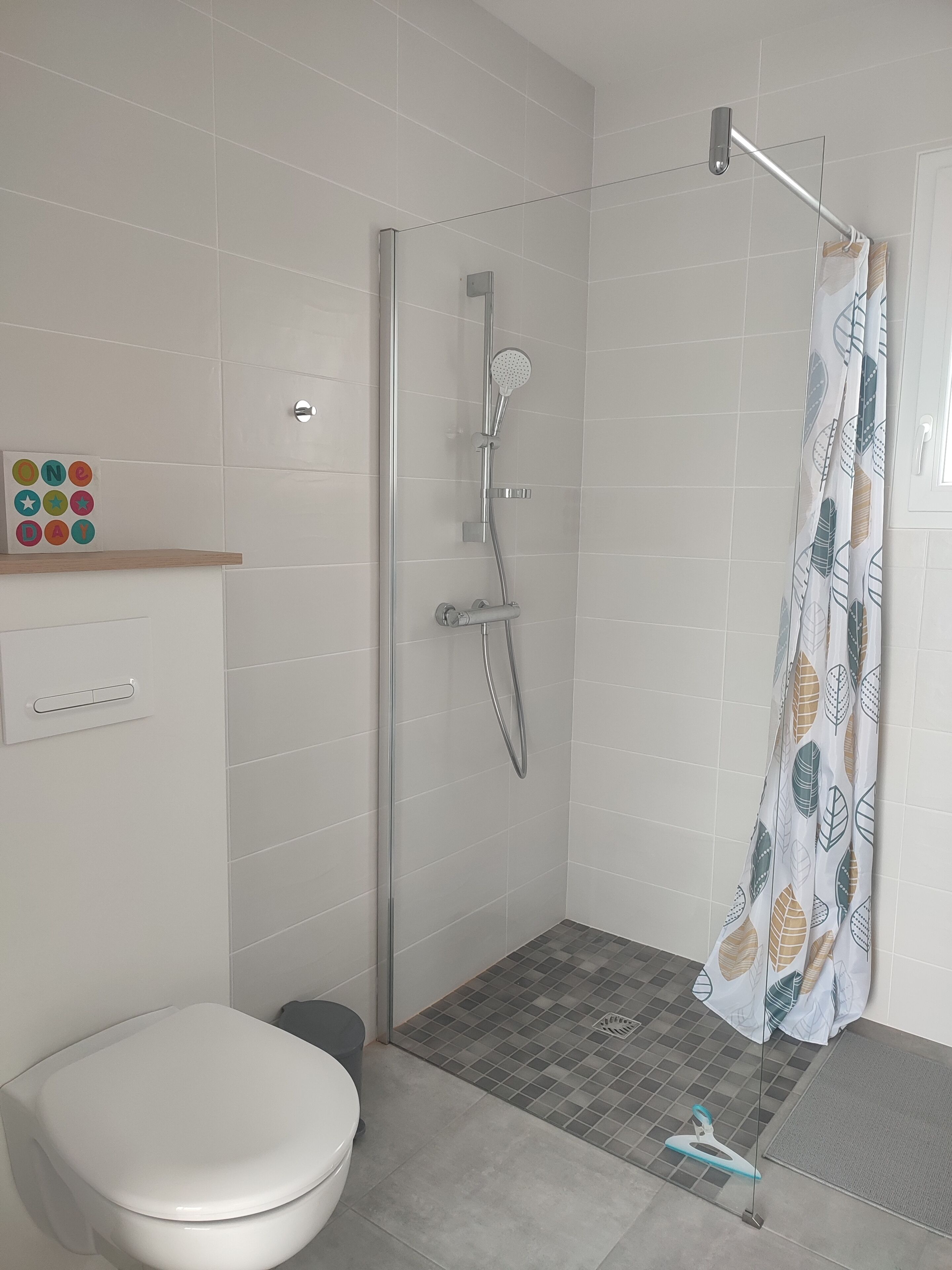 Een douche, toiletpapier