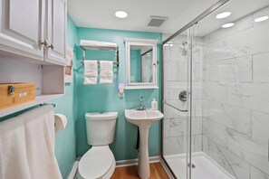 Shower, hair dryer, towels, soap - Cozy in Canton - Private Driveway - Pet Friendly (Baltimore)