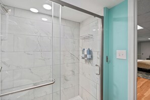 Douche, sèche-cheveux, serviettes fournies, savon