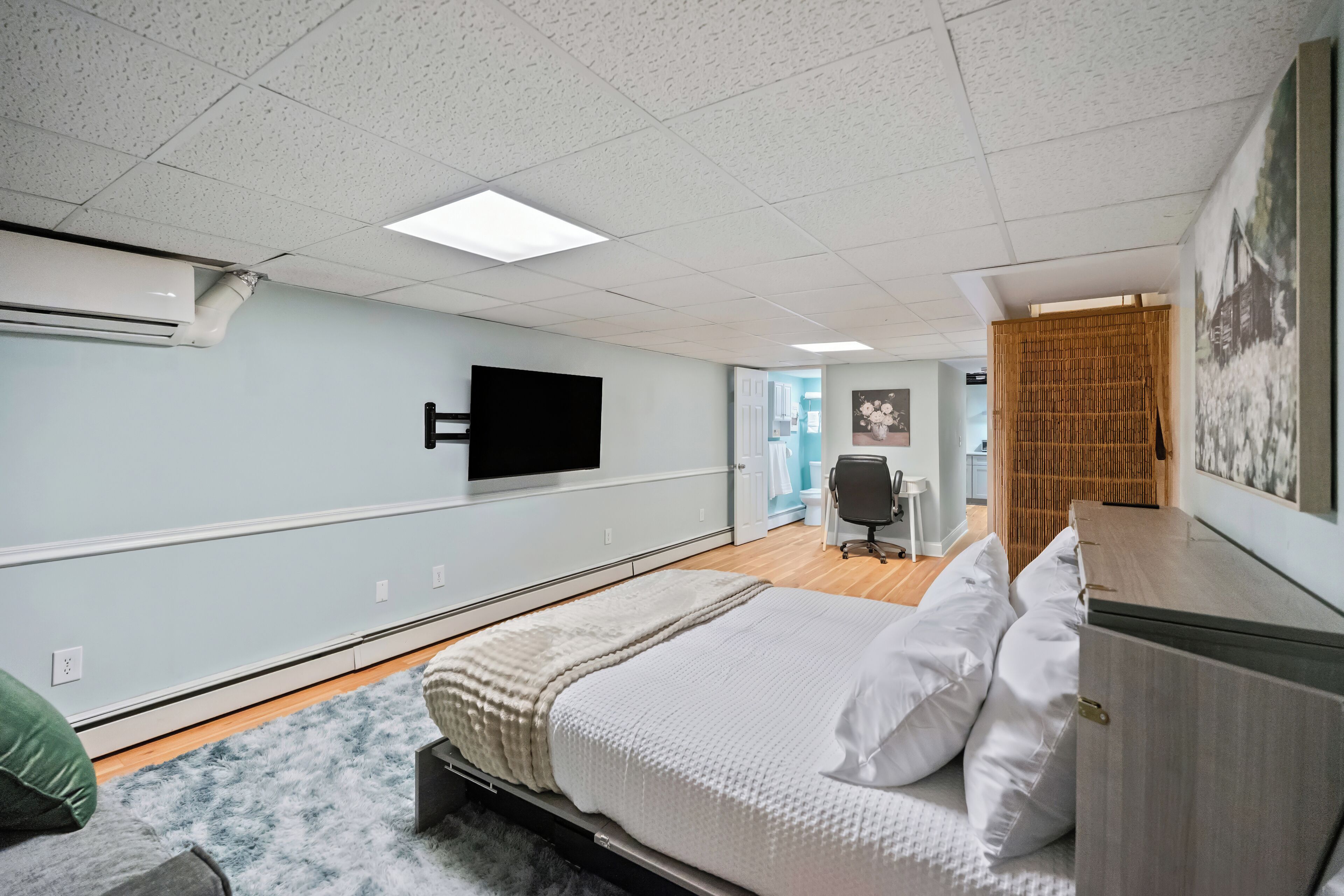 Tabla de planchar con plancha, wifi y ropa de cama 