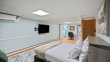 Tabla de planchar con plancha, wifi y ropa de cama