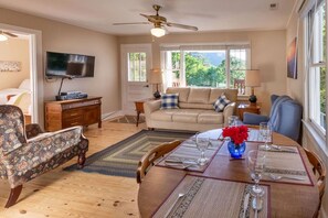 TV, DVD player, table football, books - Awesome mountain view, sunsets, Bryson city, humming birds galore, Wi-Fi, great kitchen, close to all attractions, dog friendly (Bryson City)