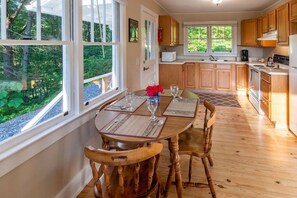 Fridge, microwave, oven, stovetop - Awesome mountain view, sunsets, Bryson city, humming birds galore, Wi-Fi, great kitchen, close to all attractions, dog friendly (Bryson City)