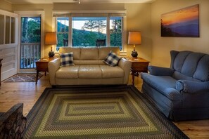 TV, DVD player, table football, books - Awesome mountain view, sunsets, Bryson city, humming birds galore, Wi-Fi, great kitchen, close to all attractions, dog friendly (Bryson City)