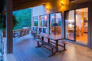 Outdoor dining - Jaw dropping Mtn View, close to all attractions, plenty of room for families, huge porch, game room in garage , birds galore, great kitchen, watch sunsets, (Bryson City)