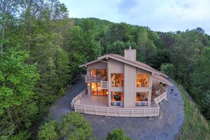 Exterior - Jaw dropping Mtn View, close to all attractions, plenty of room for families, huge porch, game room in garage , birds galore, great kitchen, watch sunsets, (Bryson City)