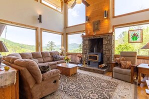 TV, fireplace, DVD player, table football - Jaw dropping Mtn View, close to all attractions, plenty of room for families, huge porch, game room in garage , birds galore, great kitchen, watch sunsets, (Bryson City)