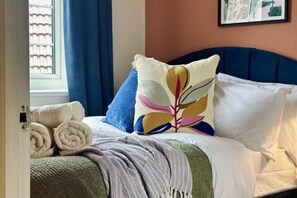 3 室のベッドルーム、WiFi (無料)、ベッドシーツ