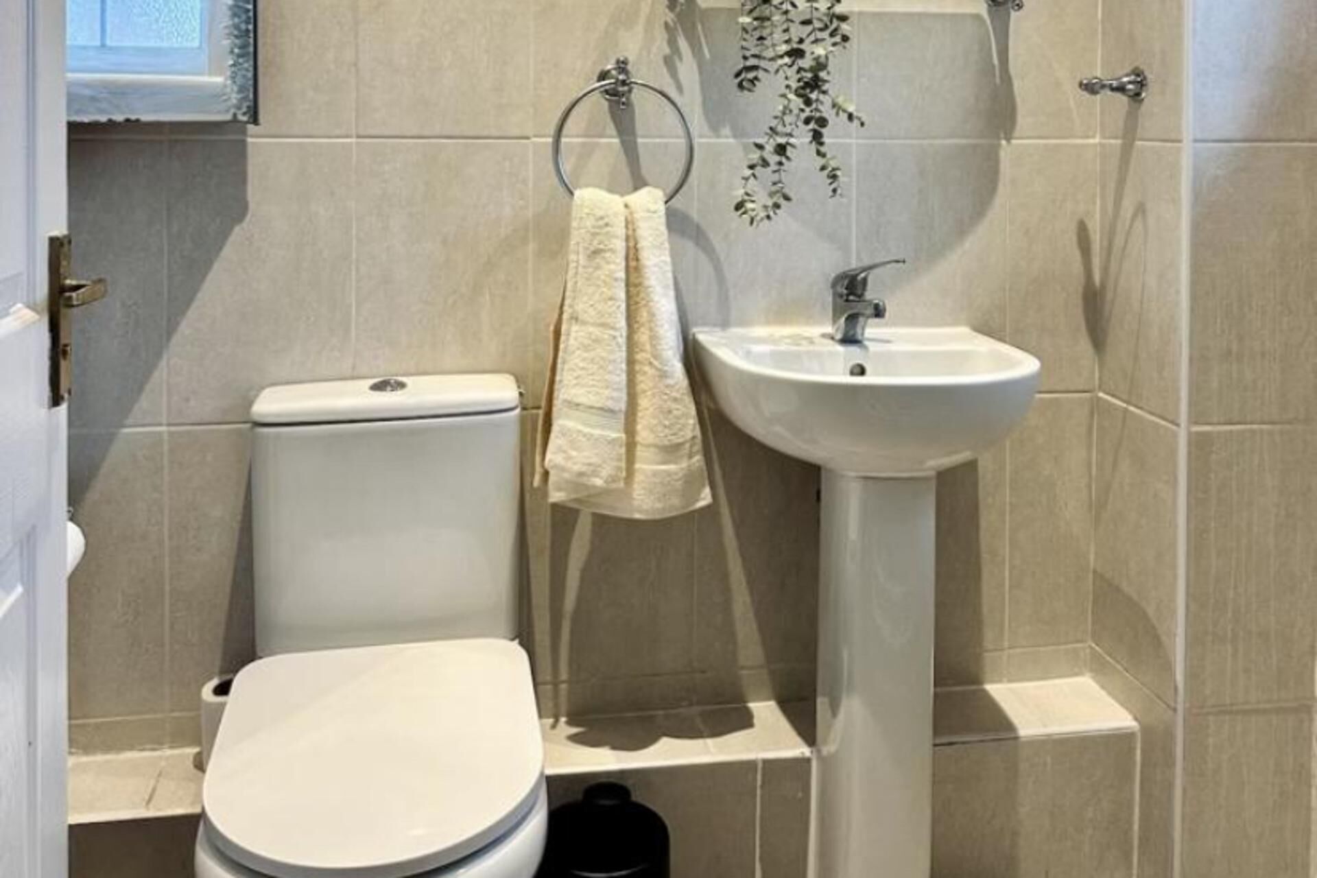 Separate bathtub and shower, deep-soaking bathtub