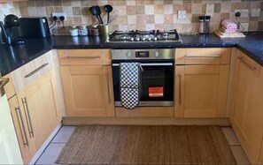 冷蔵庫、電子レンジ、オーブン、コンロ