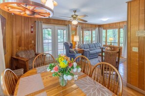 TV, fireplace, DVD player, table football - Awesome view, fire ring, sunsets, private, peaceful, birds galore. Dog friendly, Super clean, between NOC and Bryson, safe, biker friendly (Bryson City)