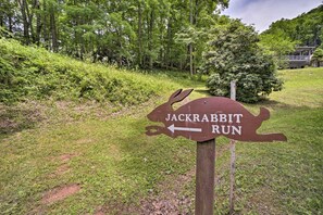 Un panneau en bois représentant un lièvre et une flèche pointant vers la gauche, indiquant la direction à suivre pour rejoindre le sentier appelé « Jackrabbit Run ».