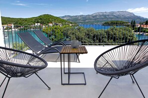Terrace/patio - Beachfront Orange Apartment (Žrnovo)