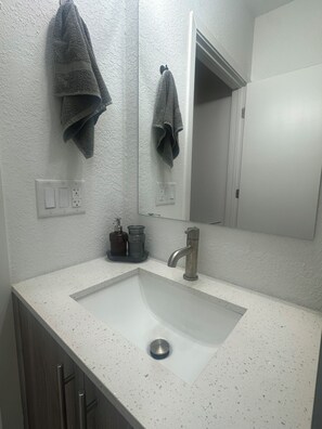 Sèche-cheveux, serviettes fournies, savon, papier toilette