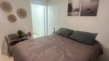 1 slaapkamer, een strijkplank/strijkijzer, wifi, beddengoed