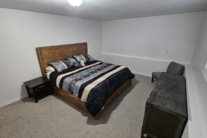 Iron/ironing board, WiFi, bed sheets - Spacious 2 bedroom suite in quiet neighborhood (Maple Ridge)
