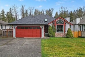 Exterior - Spacious 2 bedroom suite in quiet neighborhood (Maple Ridge)