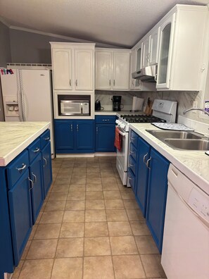 Jääkaappi, mikroaaltouuni, uuni, liesi