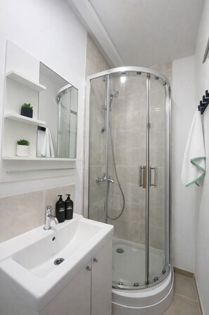 Shower, hair dryer, towels, soap - Stylish City Studio Close to Central London (London)