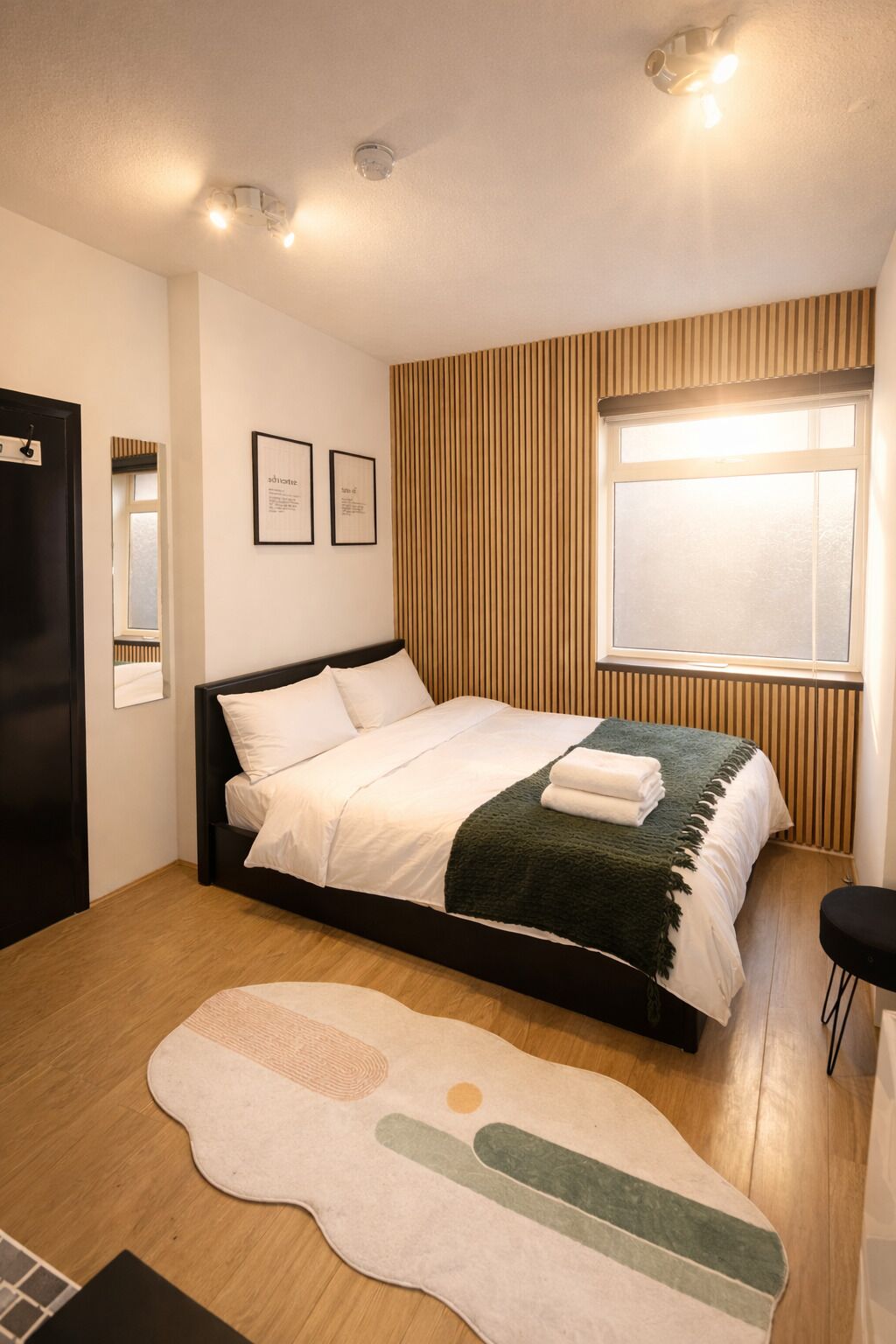 Iron/ironing board, bed sheets