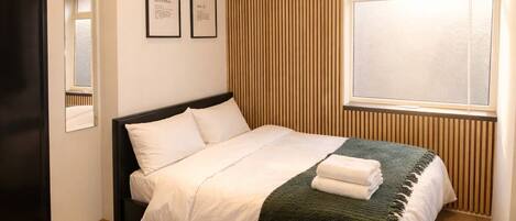 Iron/ironing board, bed sheets