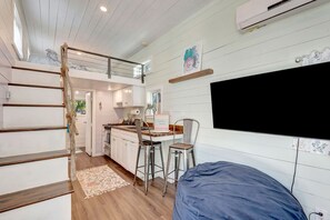 Iron/ironing board, travel cot, WiFi, bed sheets - Tiny House Paradise - Pool, Spa, Slide, Beaches (Bradenton)
