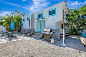 Outdoor dining - Tiny House Paradise - Pool, Spa, Slide, Beaches (Bradenton)
