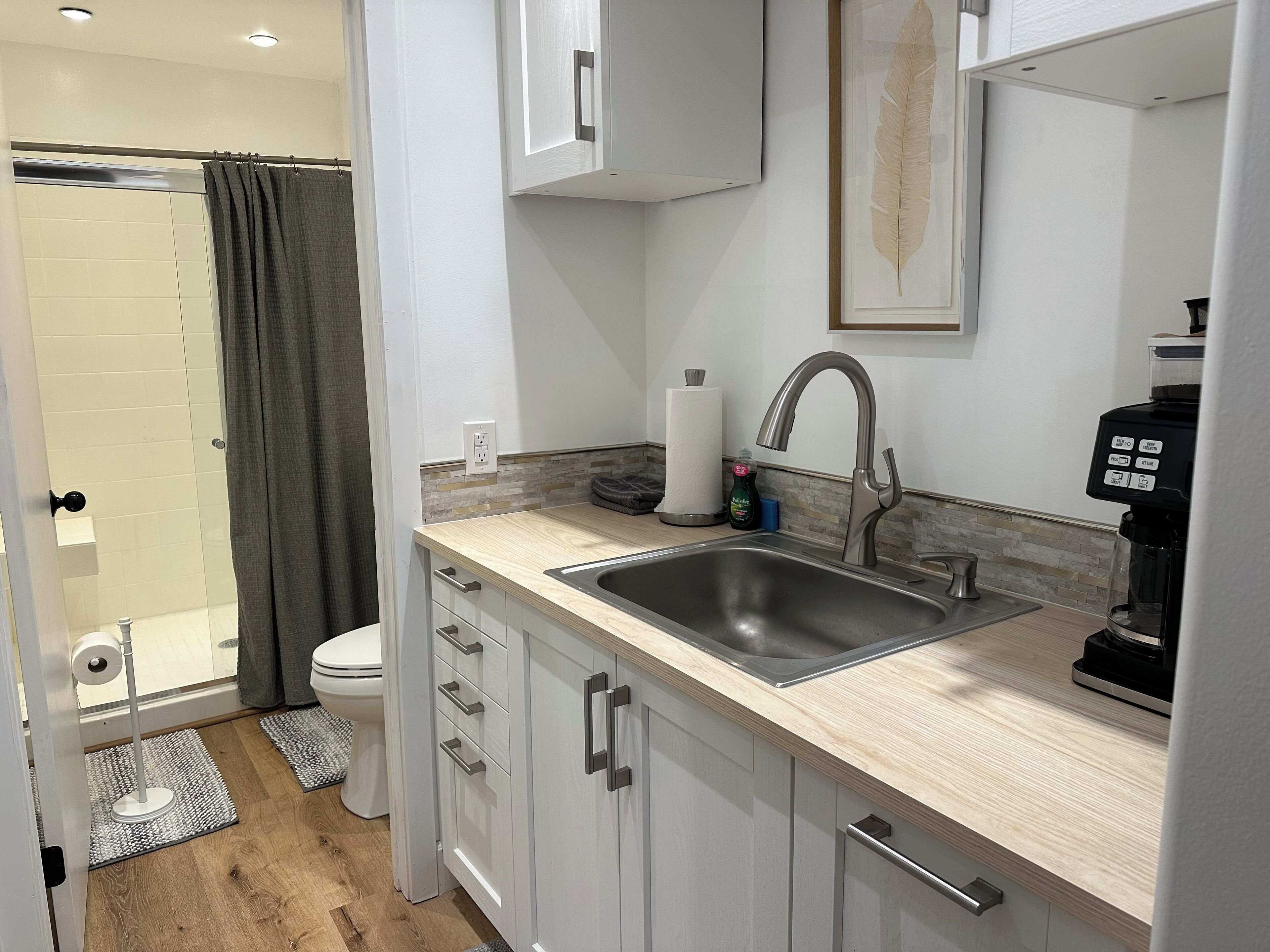 Séchoir à cheveux, serviettes fournies, savon, papier de toilette