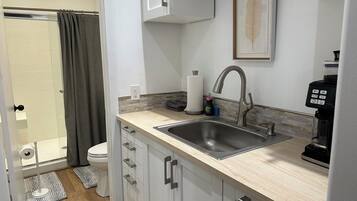 Séchoir à cheveux, serviettes fournies, savon, papier de toilette