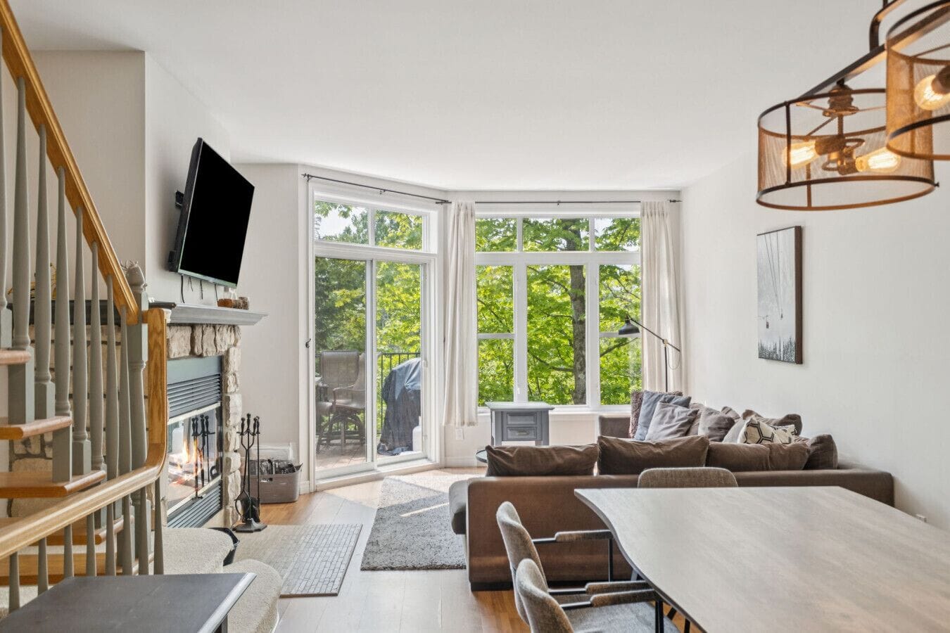 Télévision, cheminée, baby-foot