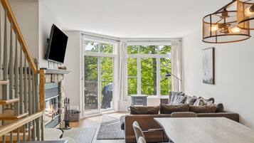 Télévision, cheminée, baby-foot