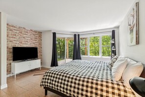 4 bedrooms, iron/ironing board, travel cot, WiFi - Boisé 4-Story Ski-In/Ski-Out w/ Sauna (Mont-Tremblant)