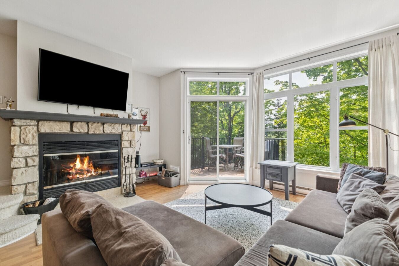 Tv, eldstad och bordsfotboll