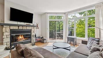 Tv, eldstad och bordsfotboll