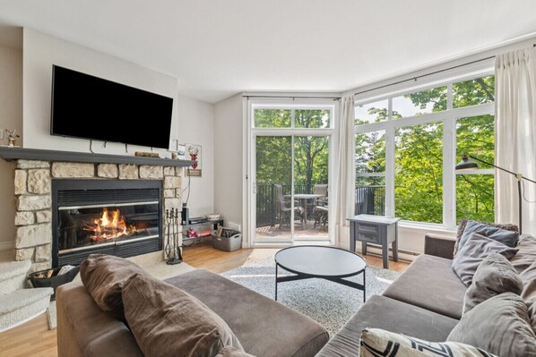 Tv, eldstad och bordsfotboll