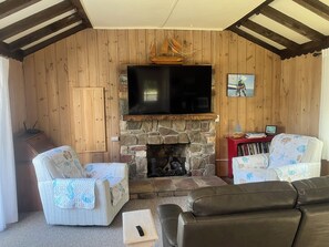 Living area - Marlboro Beach Cottage (Lamoine)